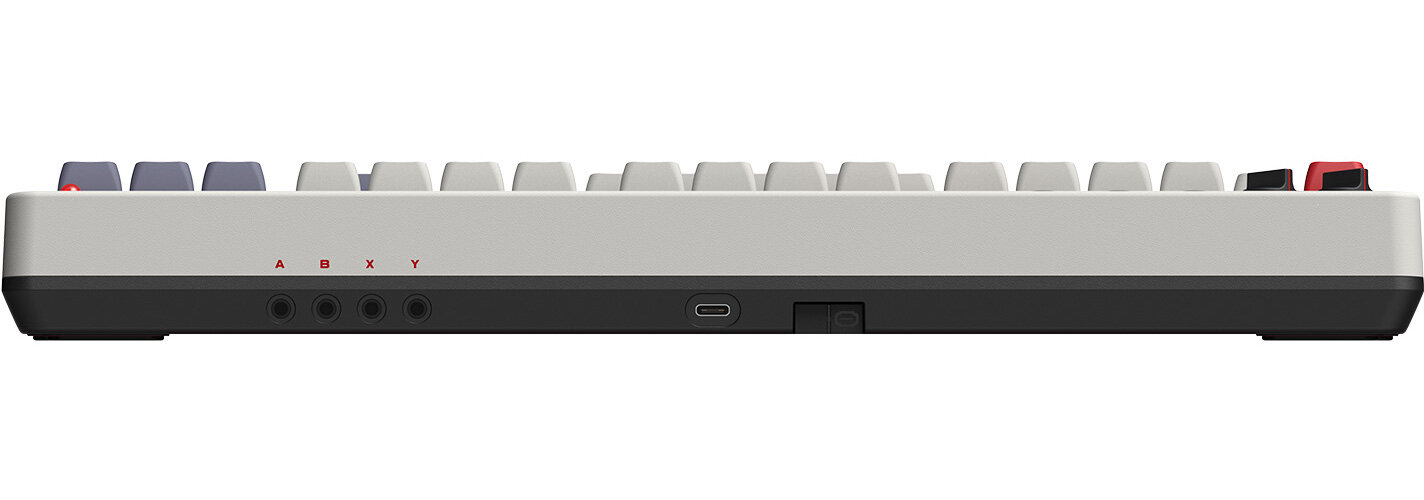 Widok z przodu klawiatury. Klawiatura jest biała i ma szare, białe i czerwone klawisze. Ma czarną podstawę.