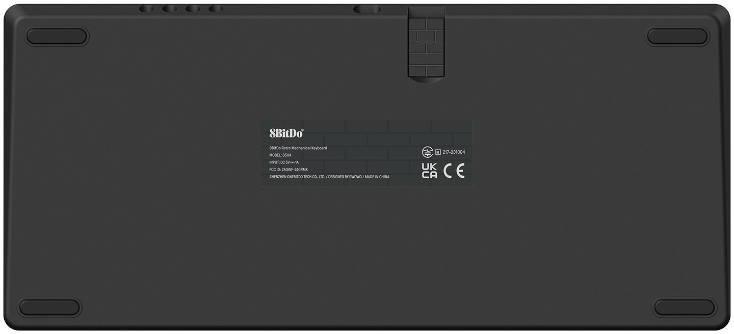 Spód czarnej klawiatury. Zawiera nazwę marki, informacje o modelu i znaki certyfikacji.