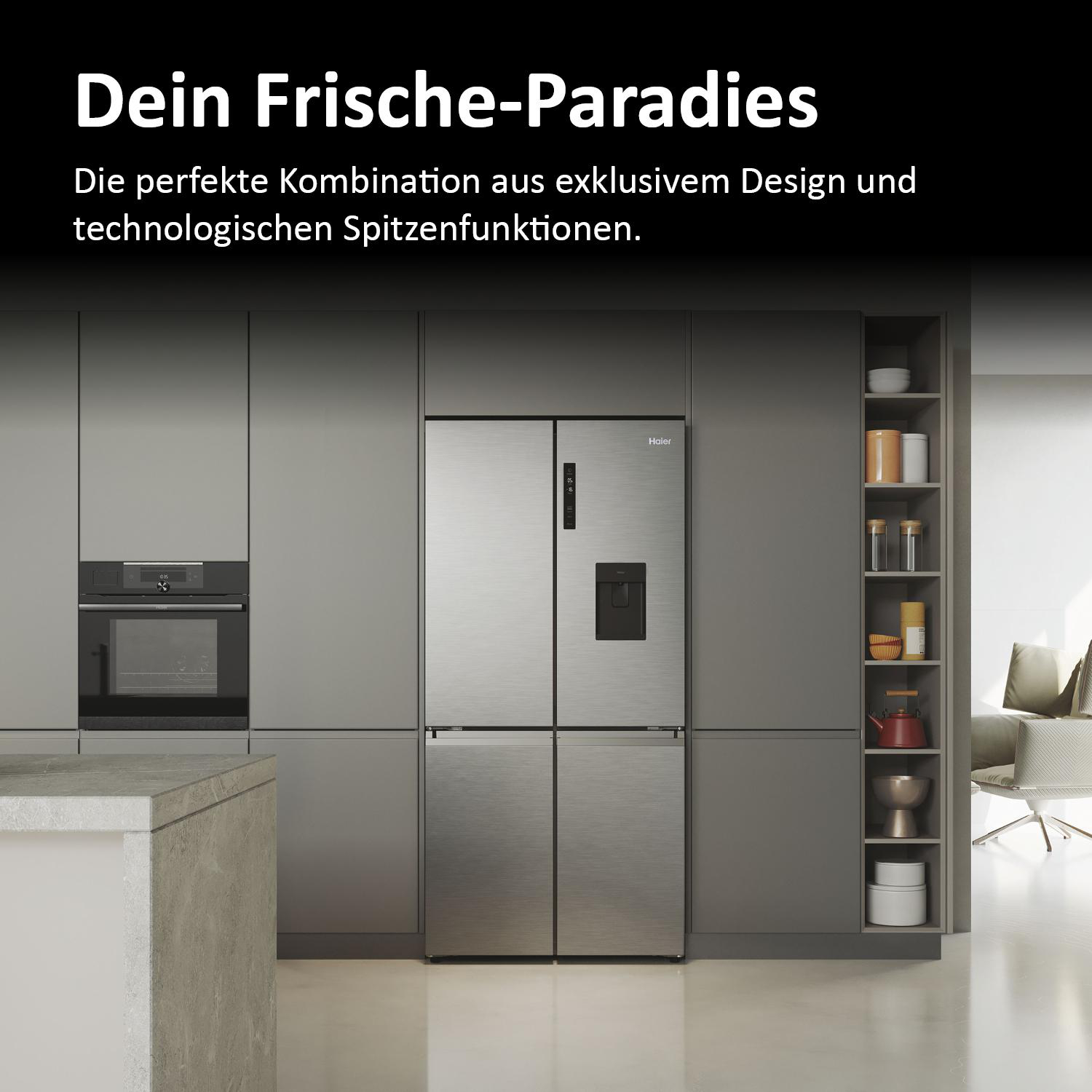 Edelstahlkühlschrank in einer Küche. Der Kühlschrank steht vor einer grauen Wand.