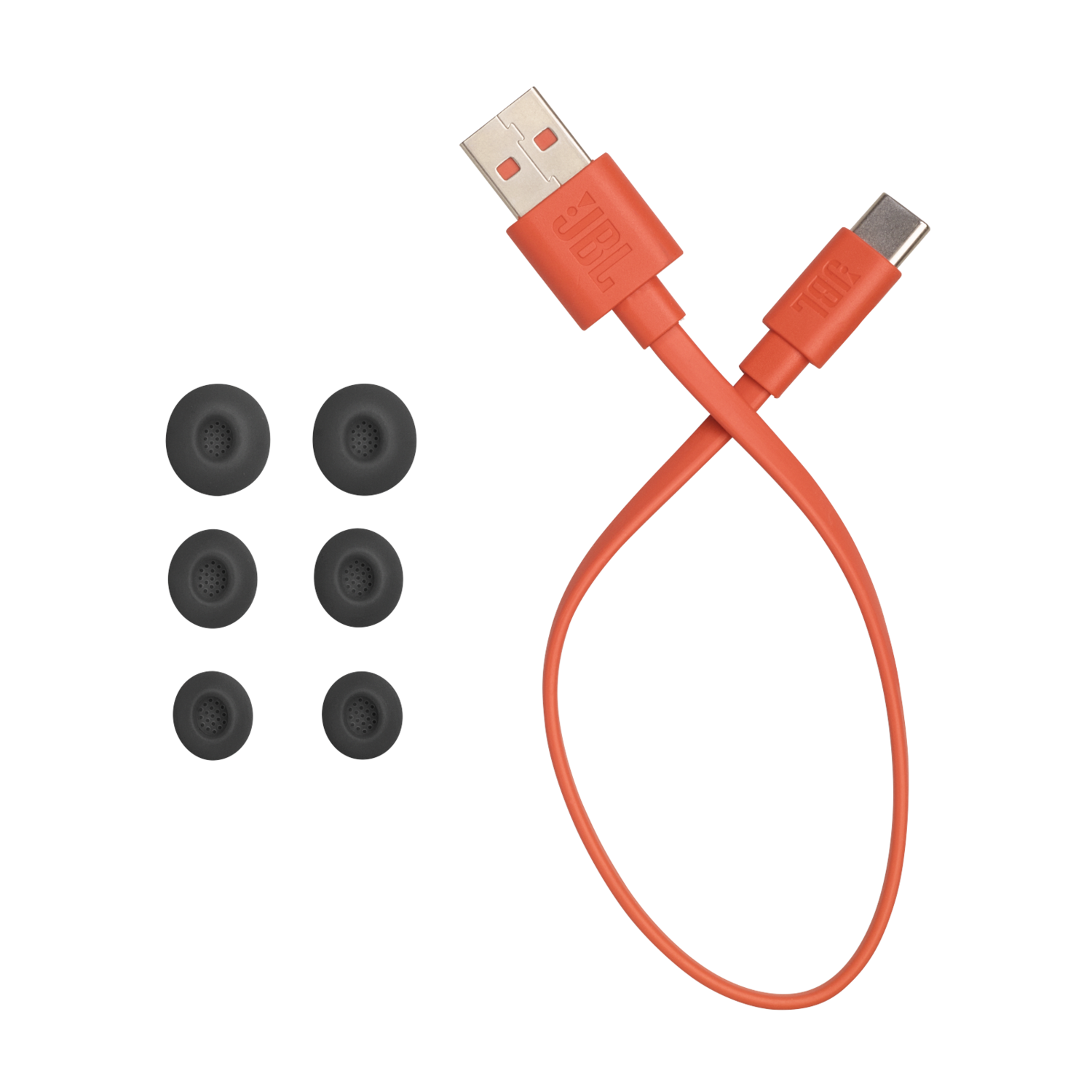 Oranje USB-kabel met USB-A- en USB-C-connectoren en extra oordopjes, op een zwarte achtergrond.