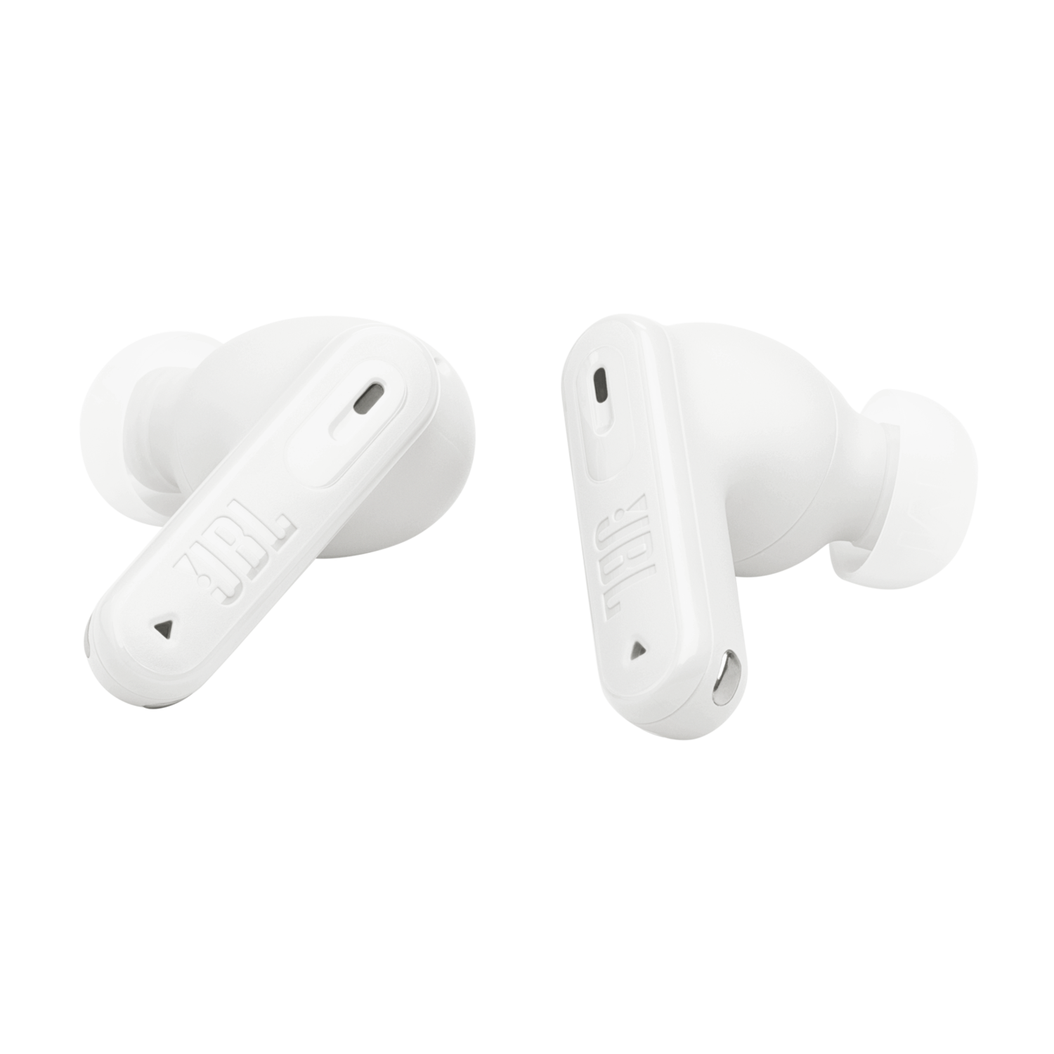 Twee witte JBL oortelefoons. Het JBL-logo is zichtbaar. Zwarte achtergrond. Schuine weergave.