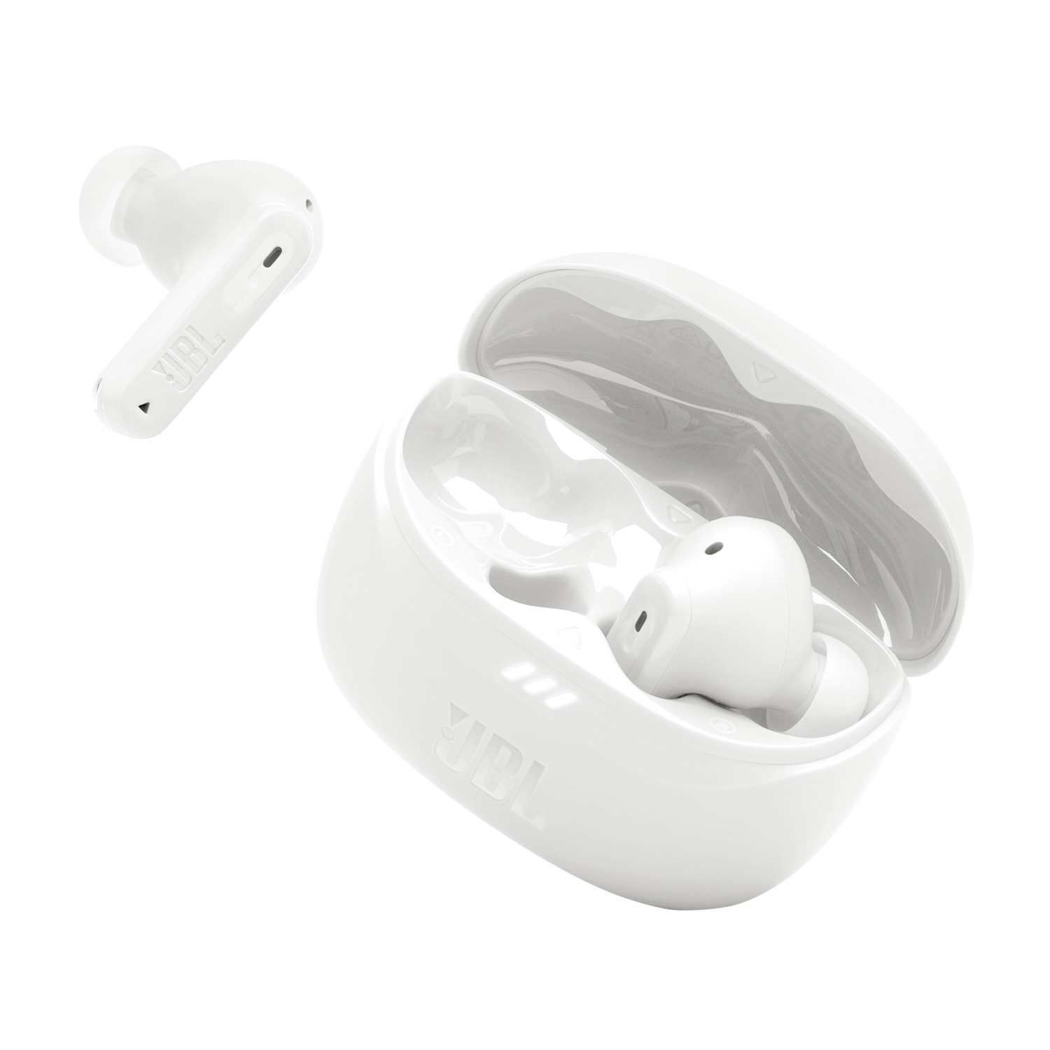 Witte JBL oortelefoons en etui. Eén oortelefoon buiten de etui. Zwarte achtergrond.