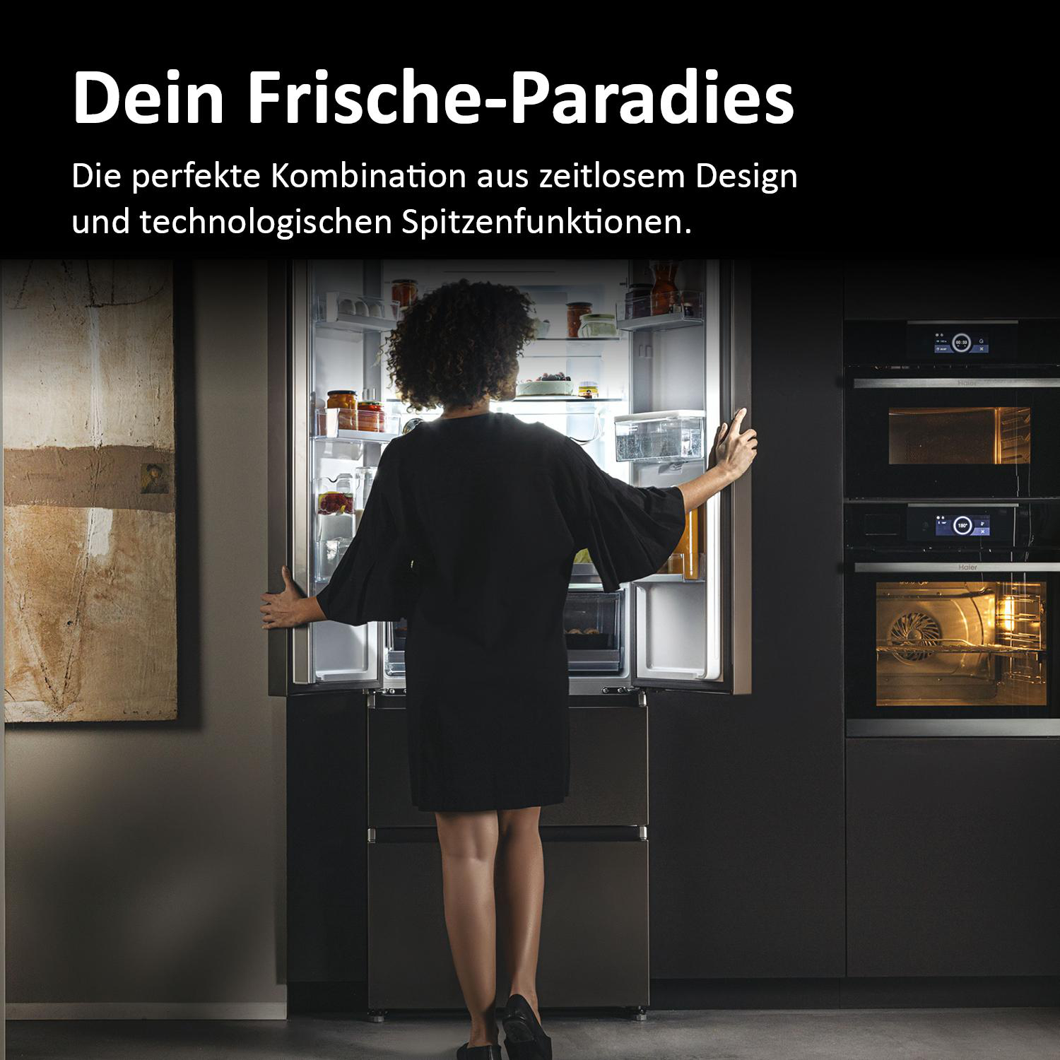 Frau öffnet einen Kühlschrank voller Lebensmittel. Dunkle Küche mit Öfen im Hintergrund.