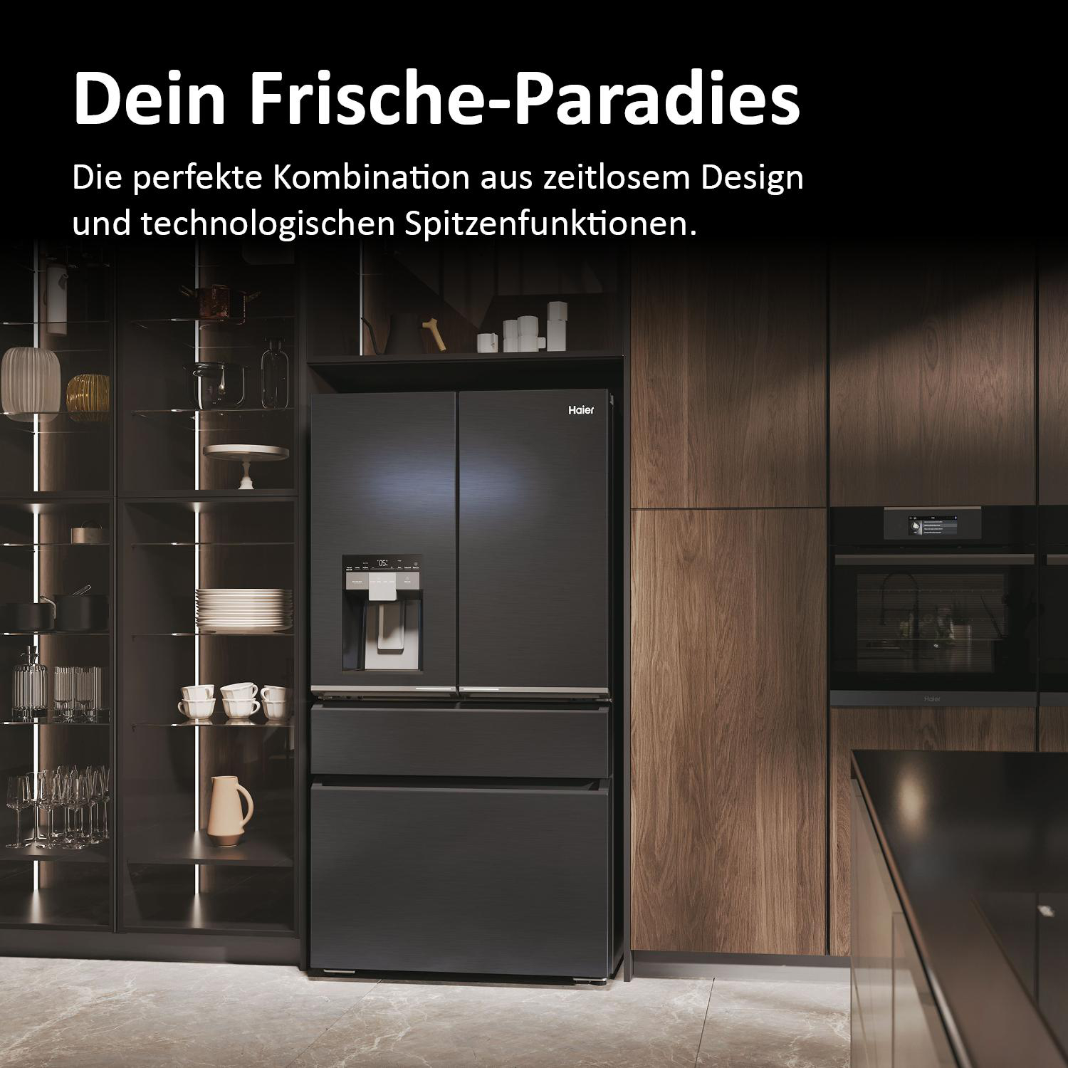 Ein schwarzer Kühlschrank mit vier Türen in einer modernen Küche mit Holzschränken.