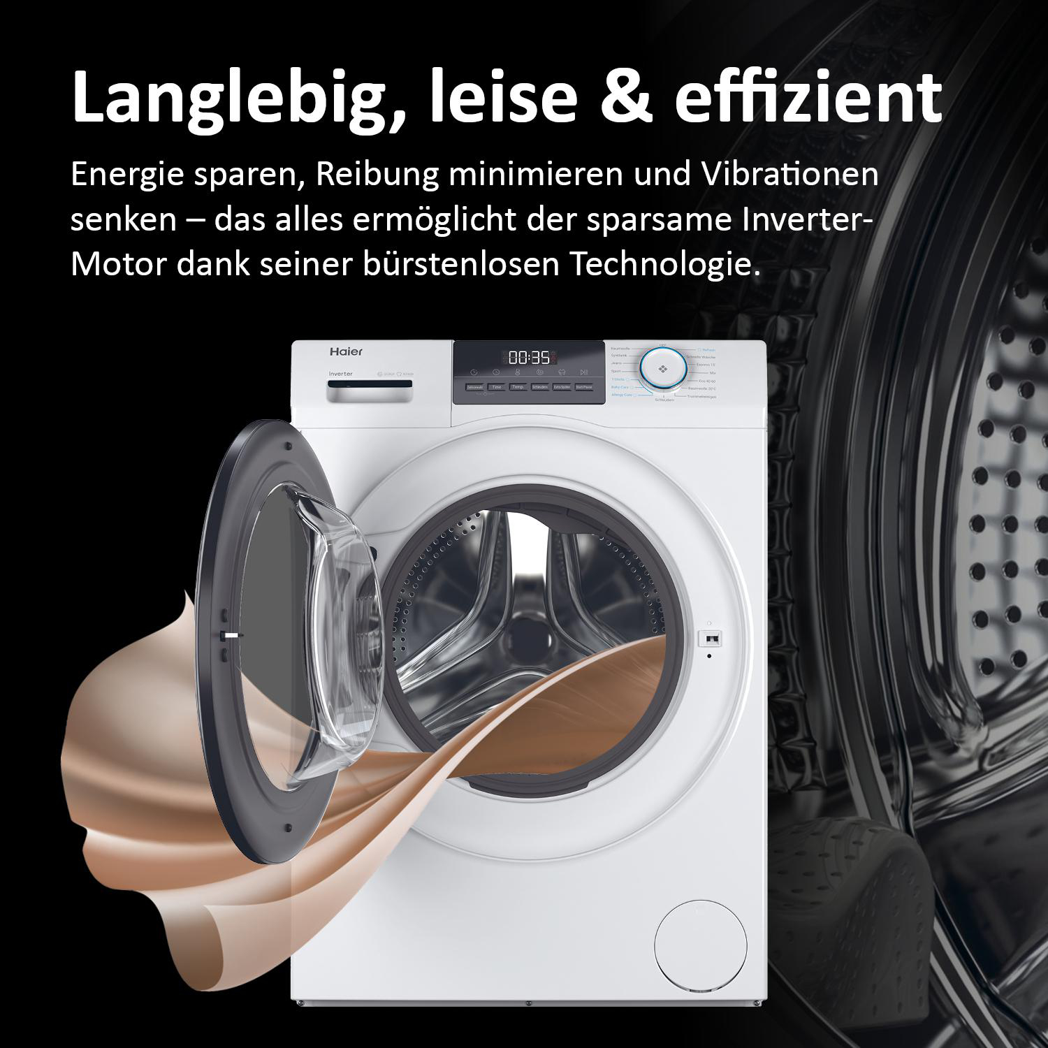 Weiße Waschmaschine mit offener Tür. Schwarzer Hintergrund mit Text und Stoff.
