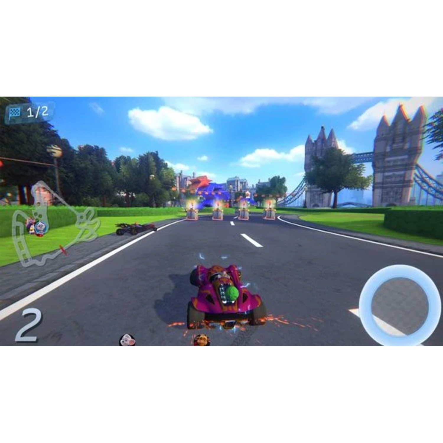 Racegame: cartoonauto racet op een baan met bezienswaardigheden en een brug.