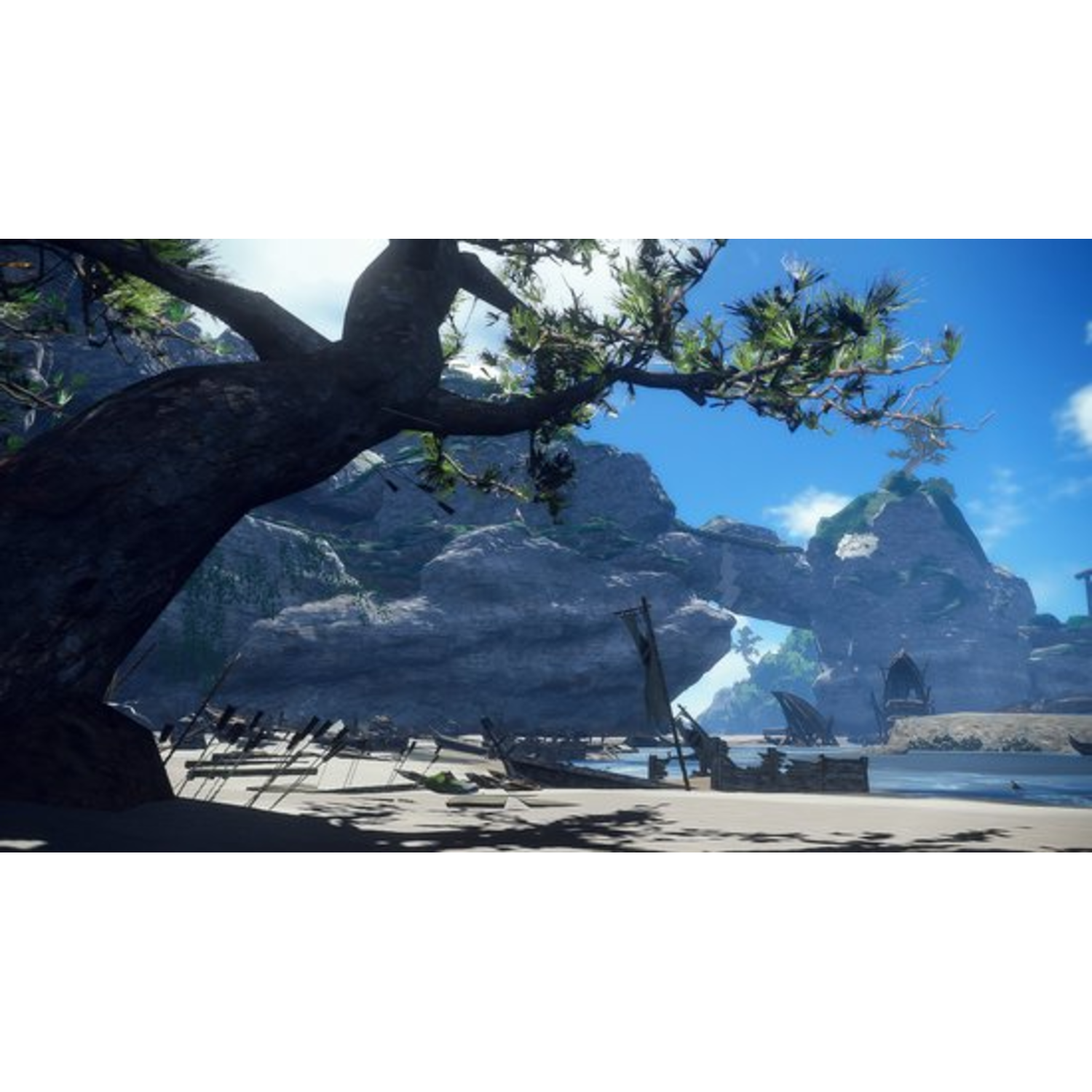 Une plage avec des bateaux et un arbre. Le ciel est bleu avec des nuages.
