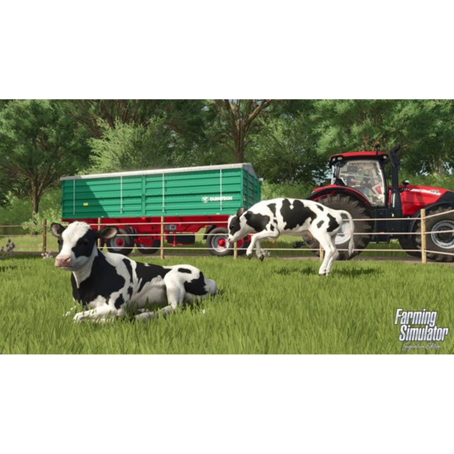 Koeien in een veld, een tractor met een aanhanger en een rode tractor. De game is Farming Simulator.