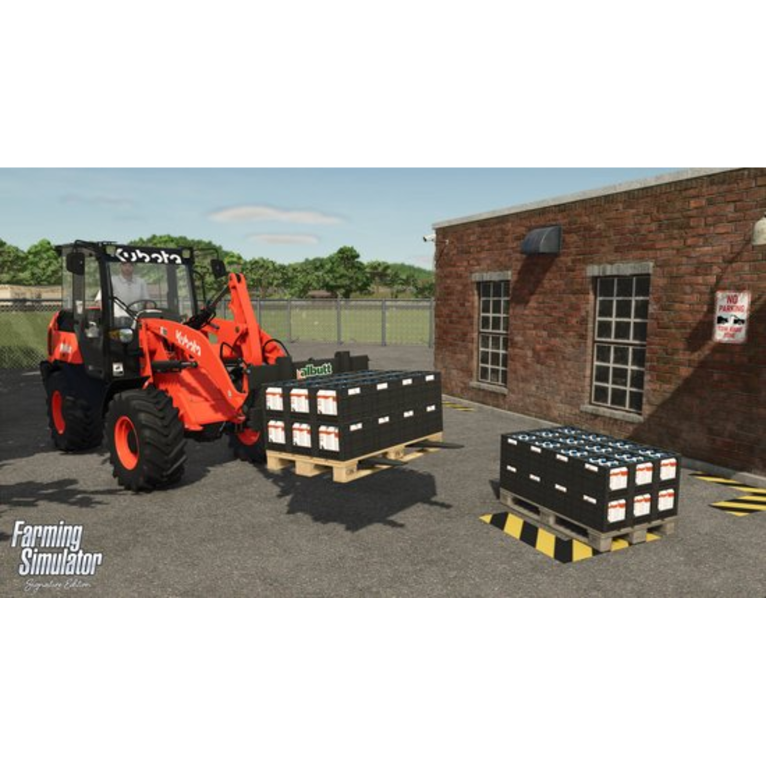 Een tractor laadt pallets met batterijen naast een rood bakstenen gebouw.
