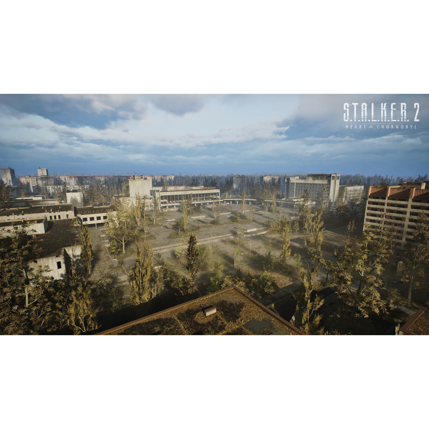 Stadsgezicht met verwoeste gebouwen en bomen, Stalker 2 game-omgeving, onder een bewolkte hemel.