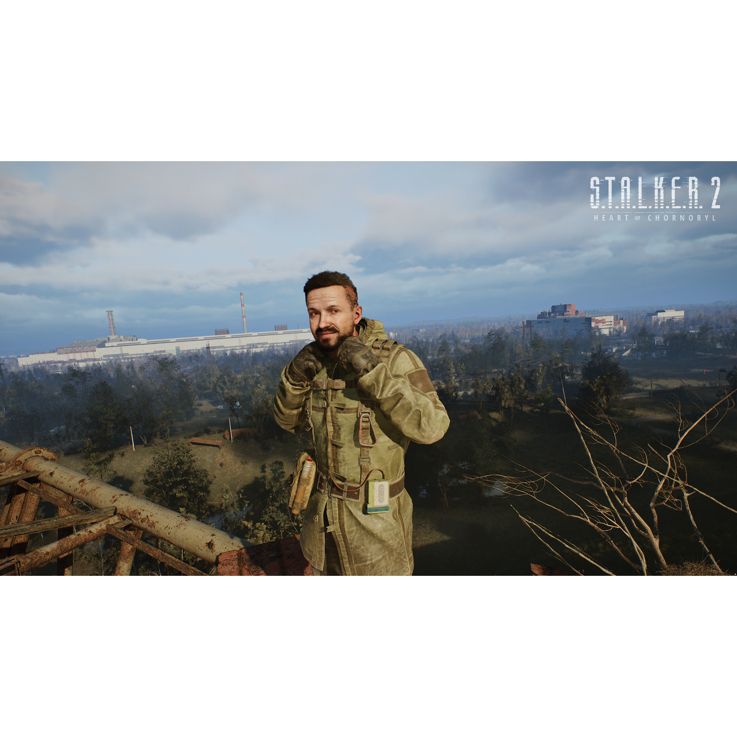 Man in militaire uitrusting, Stalker 2 game, staat voor een stadsgezicht, klaar voor actie.