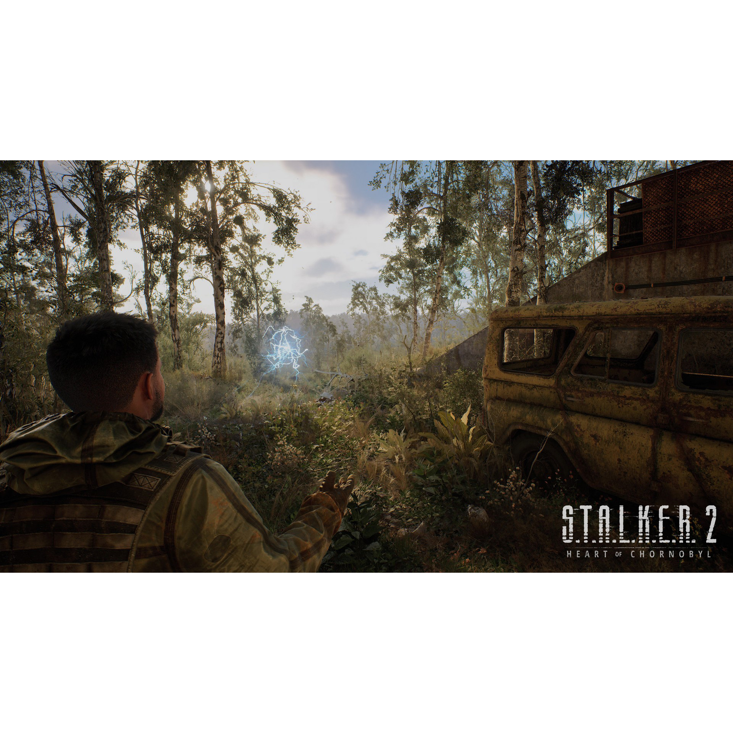 Man richt op een blauwe anomalie, Stalker 2 game, in een bos, met een gele busje in de buurt.