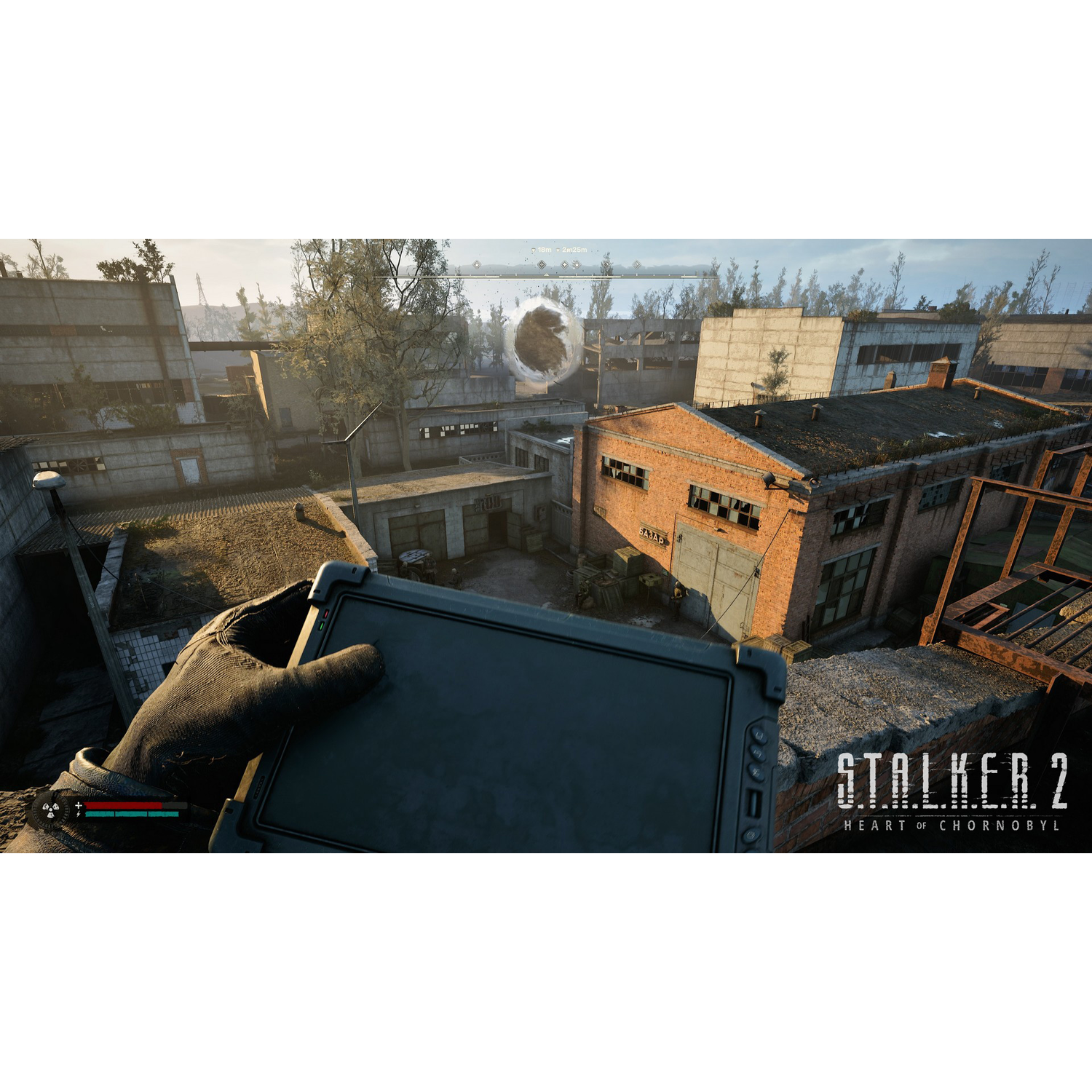 Een hand die een tablet vasthoudt, Stalker 2 game, een stadsgezicht en een draaiende anomalie op de achtergrond.