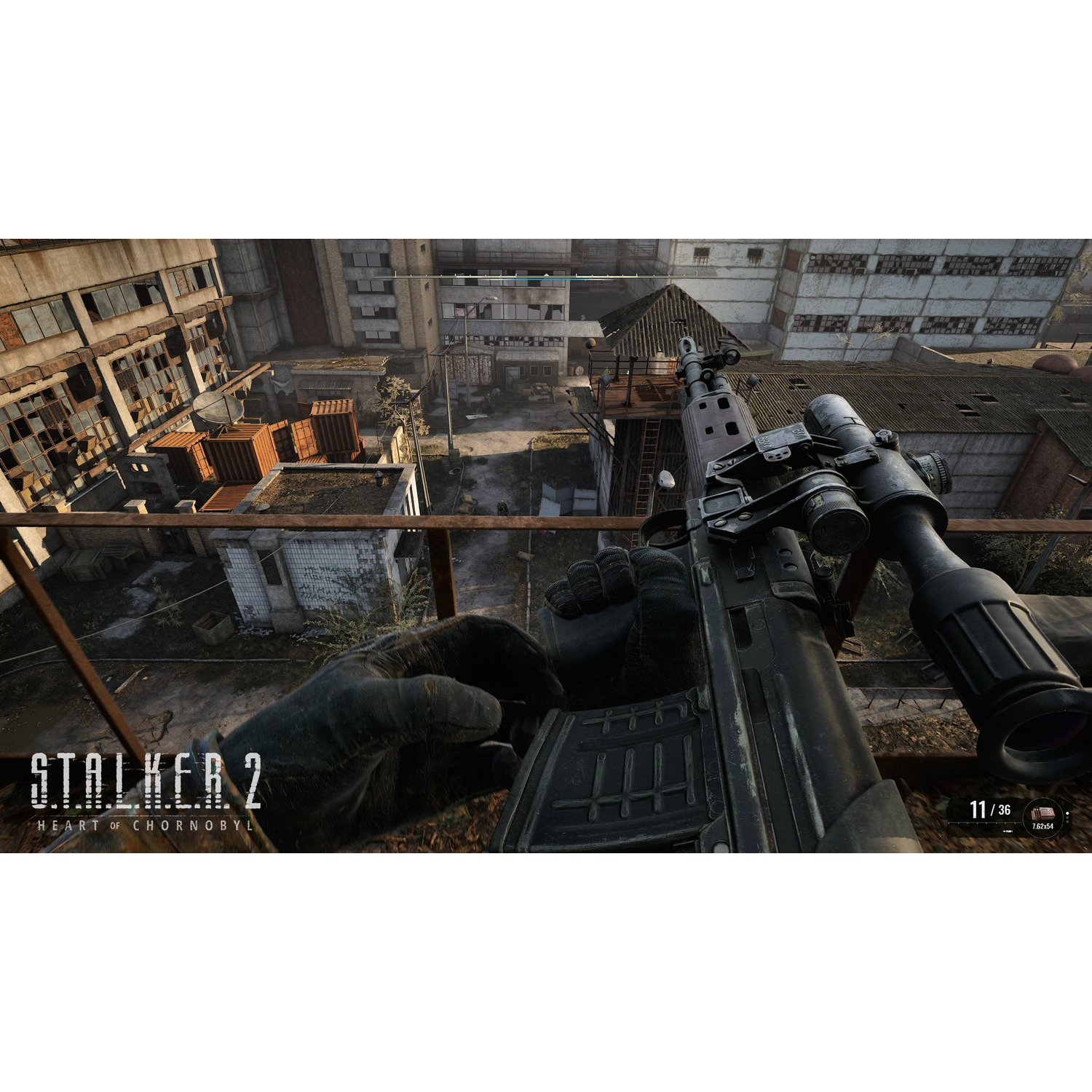 Eerste persoonsperspectief van een geweer, Stalker 2 game, met uitzicht op een stad, klaar om te richten.