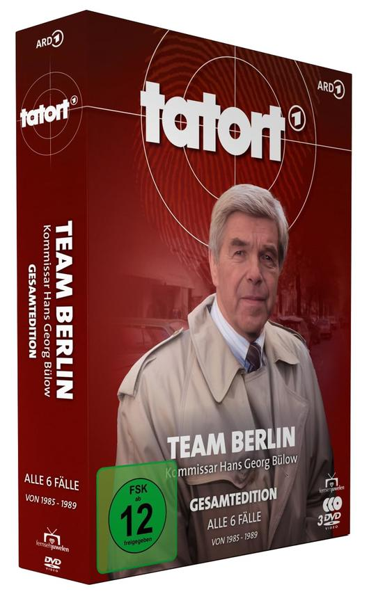 DVD-Box von 'Team Berlin'. Ein Mann in einem beigen Mantel ist abgebildet. Die Box ist rot, mit deutschem Text und grüner Altersfreigabe.