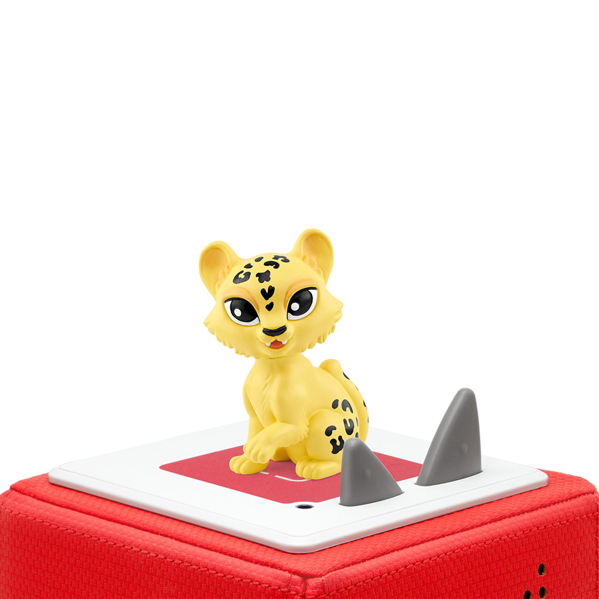Gelbes Spielzeug-Leopard auf roter Basis mit weißem Oberteil, grauen haifischflossenartigen Objekten und weißem Hintergrund.