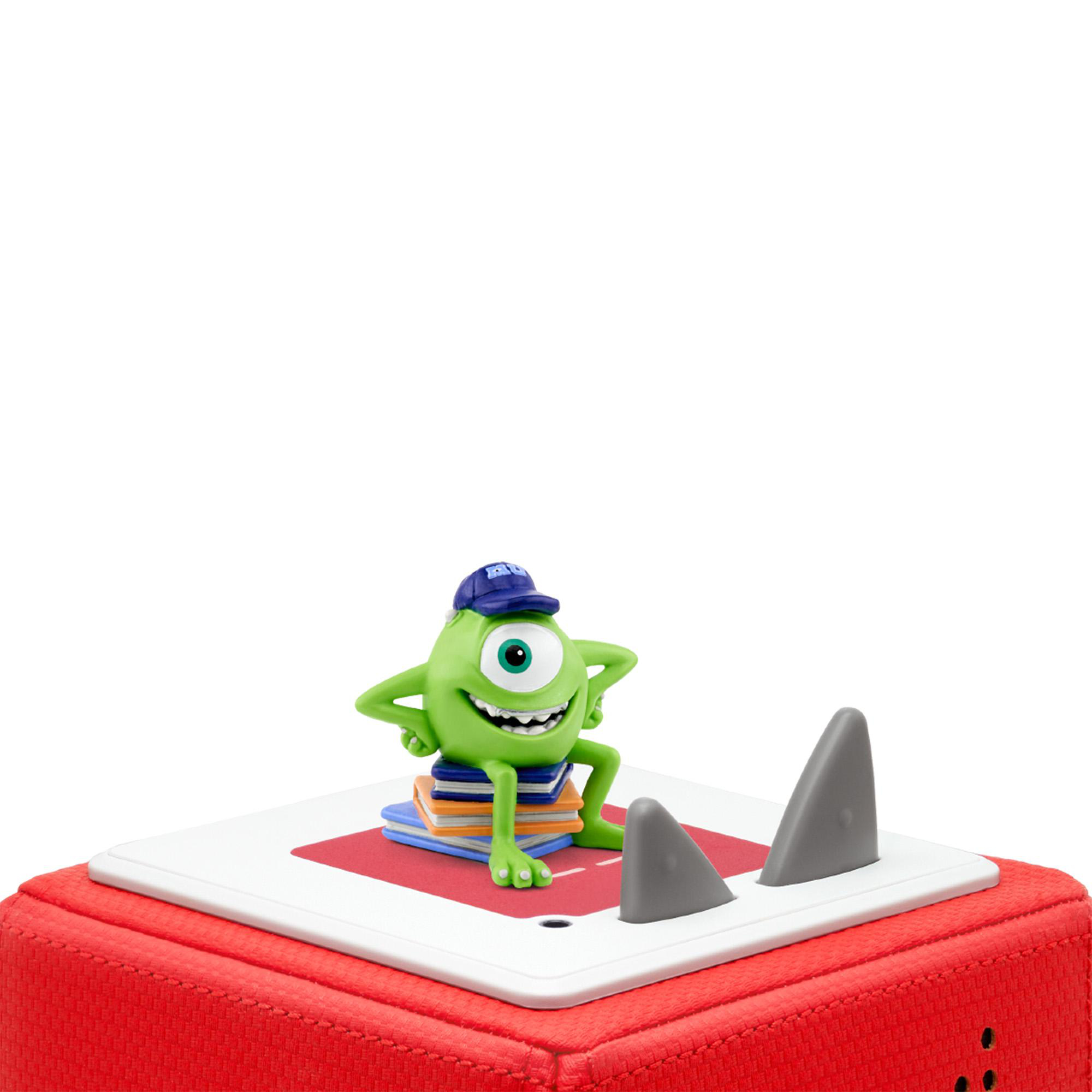 Eine grüne Mike Wazowski Figur sitzt auf roter Basis mit Haifischflossen-Lautsprechern.