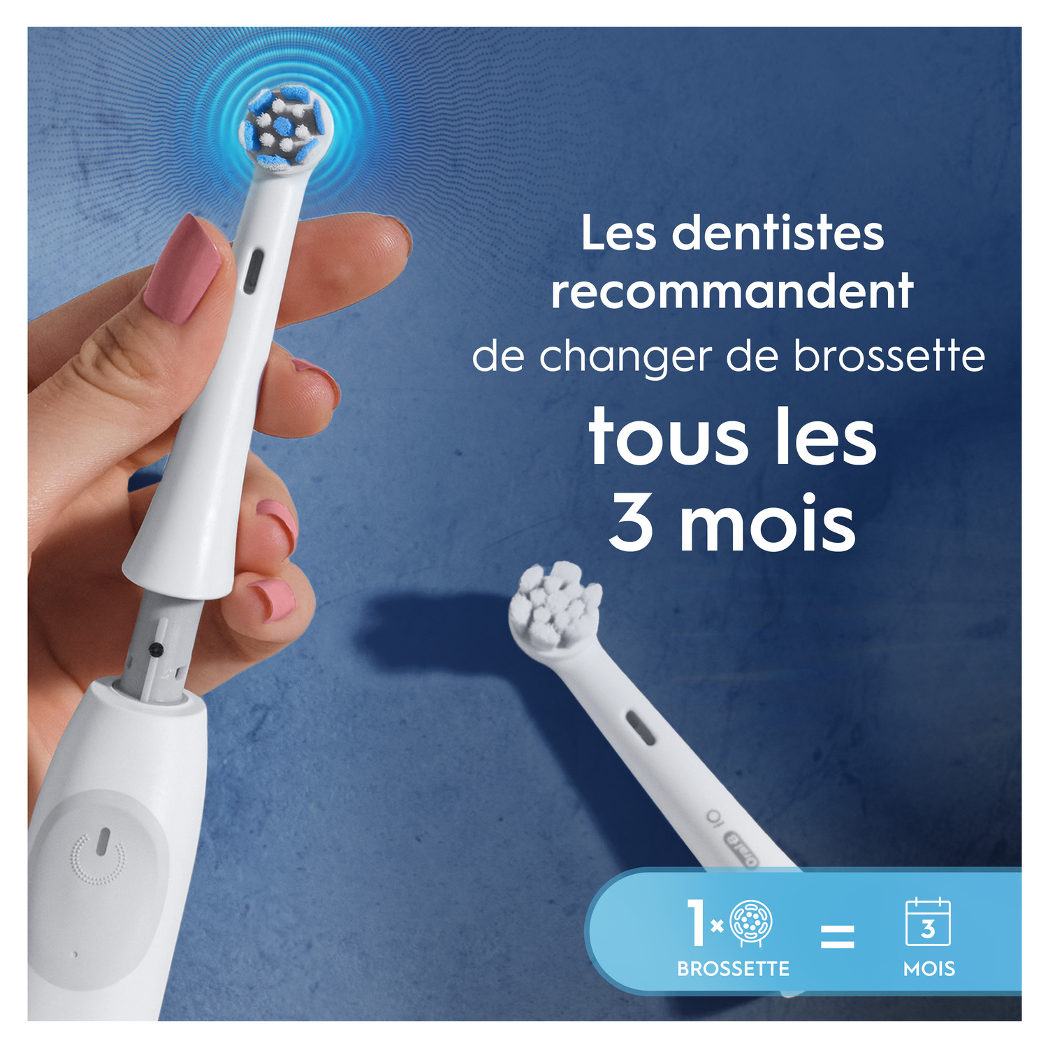 Main tenant une tête de brosse, effet de lumière bleue. Texte : Les dentistes recommandent de changer la tête tous les 3 mois.