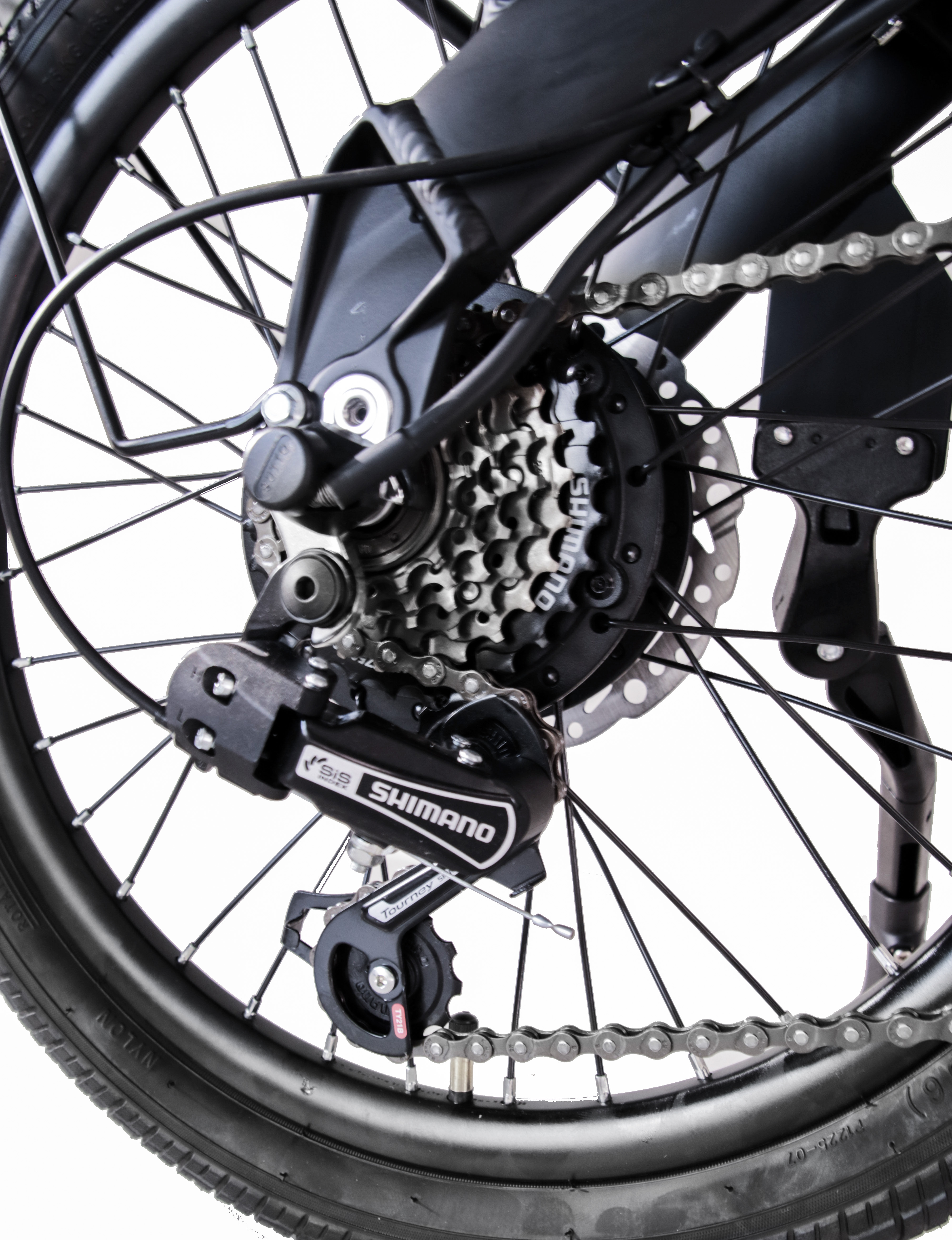 Zbliżenie na tylne koło roweru, pokazujące przerzutkę Shimano i łańcuch.