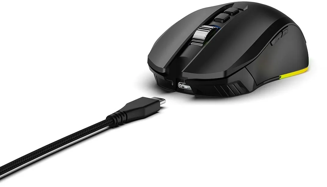 Fekete gamer egér USB-C kábellel. Az egér egy kábelen keresztül csatlakozik vagy éppen csatlakozik fehér háttéren.
