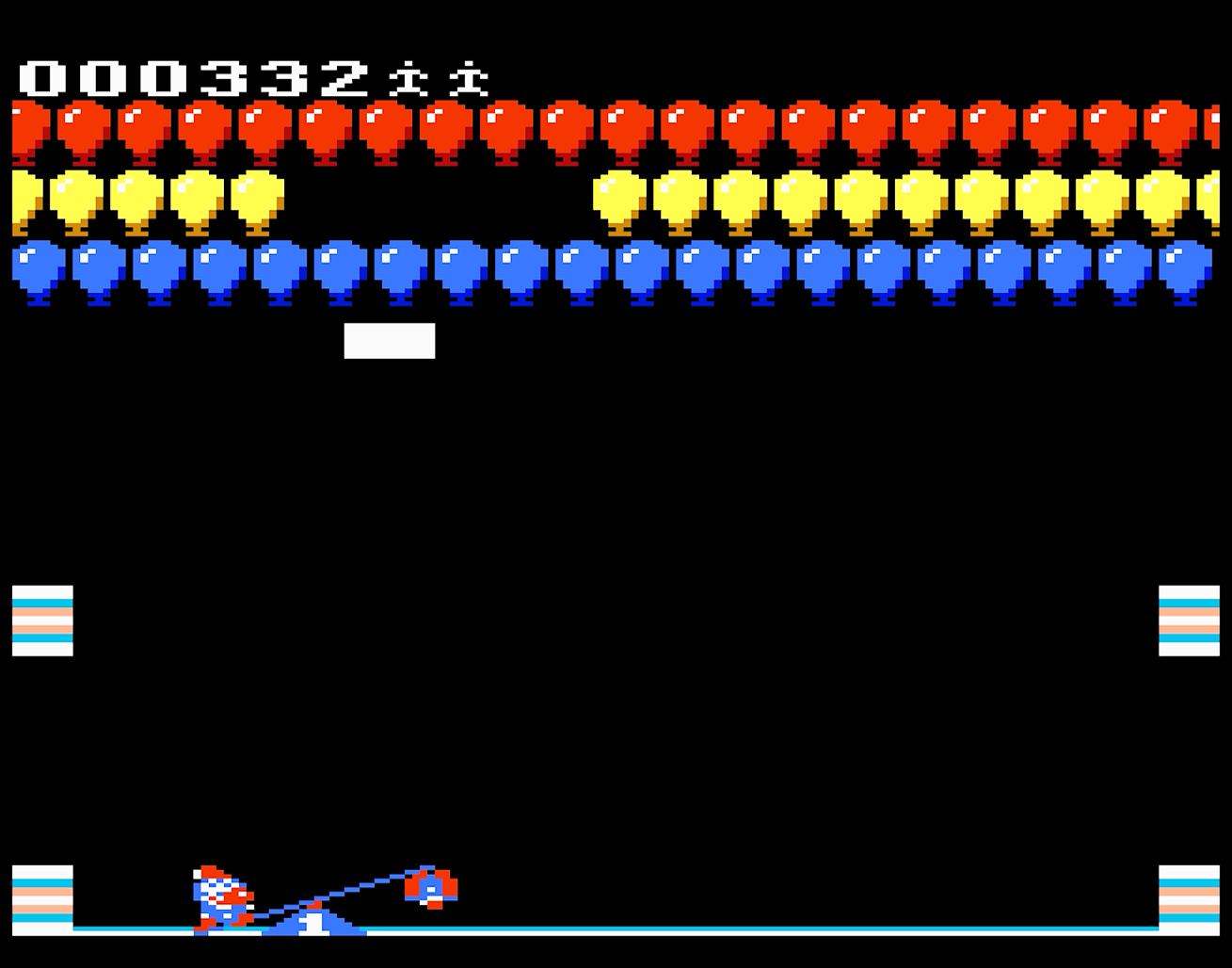 Jeu d'arcade : Personnage sur bascule vise à éclater des ballons. Ballons colorés en haut. Fond noir.