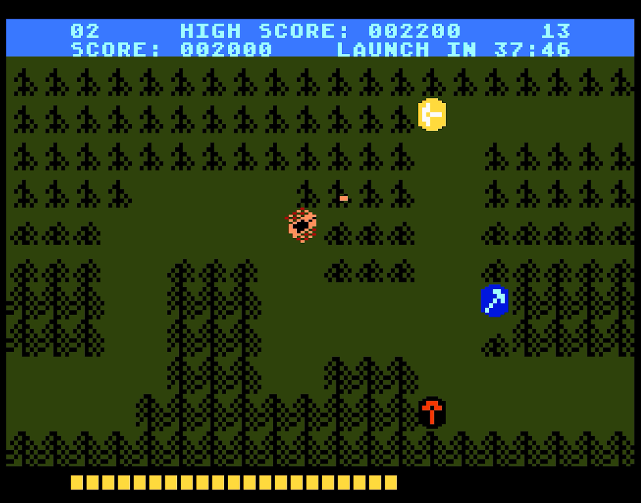 Scena di gioco retrò: Personaggio in una foresta con alberi e strutture. Un nemico è visibile, un oggetto giallo.