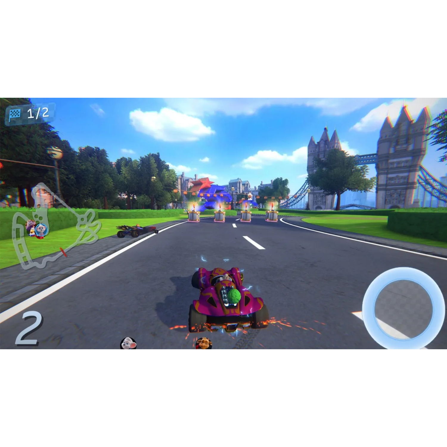 Een racegame-scène. Een paarse kart racet op de weg, met een brug op de achtergrond.