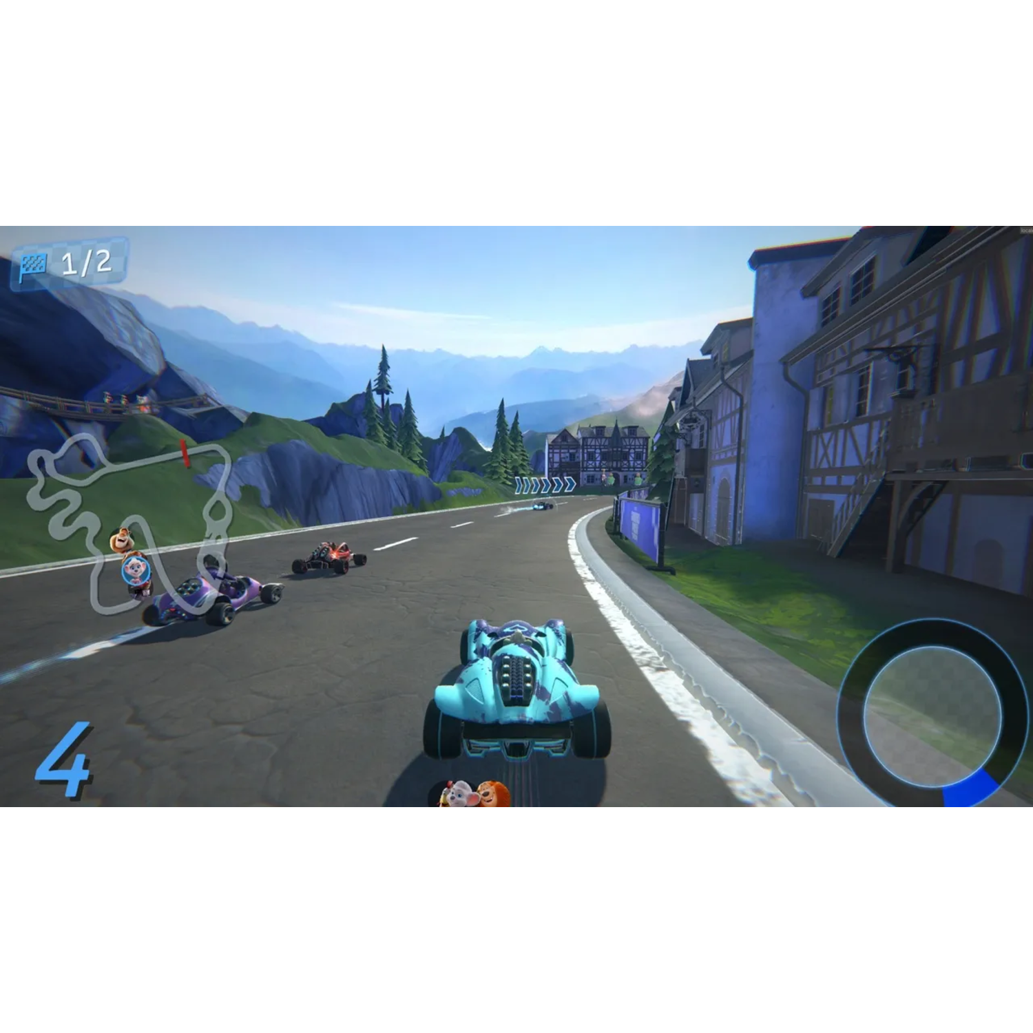 Een racegame-scène. Drie karts racen op een baan met bergen op de achtergrond.
