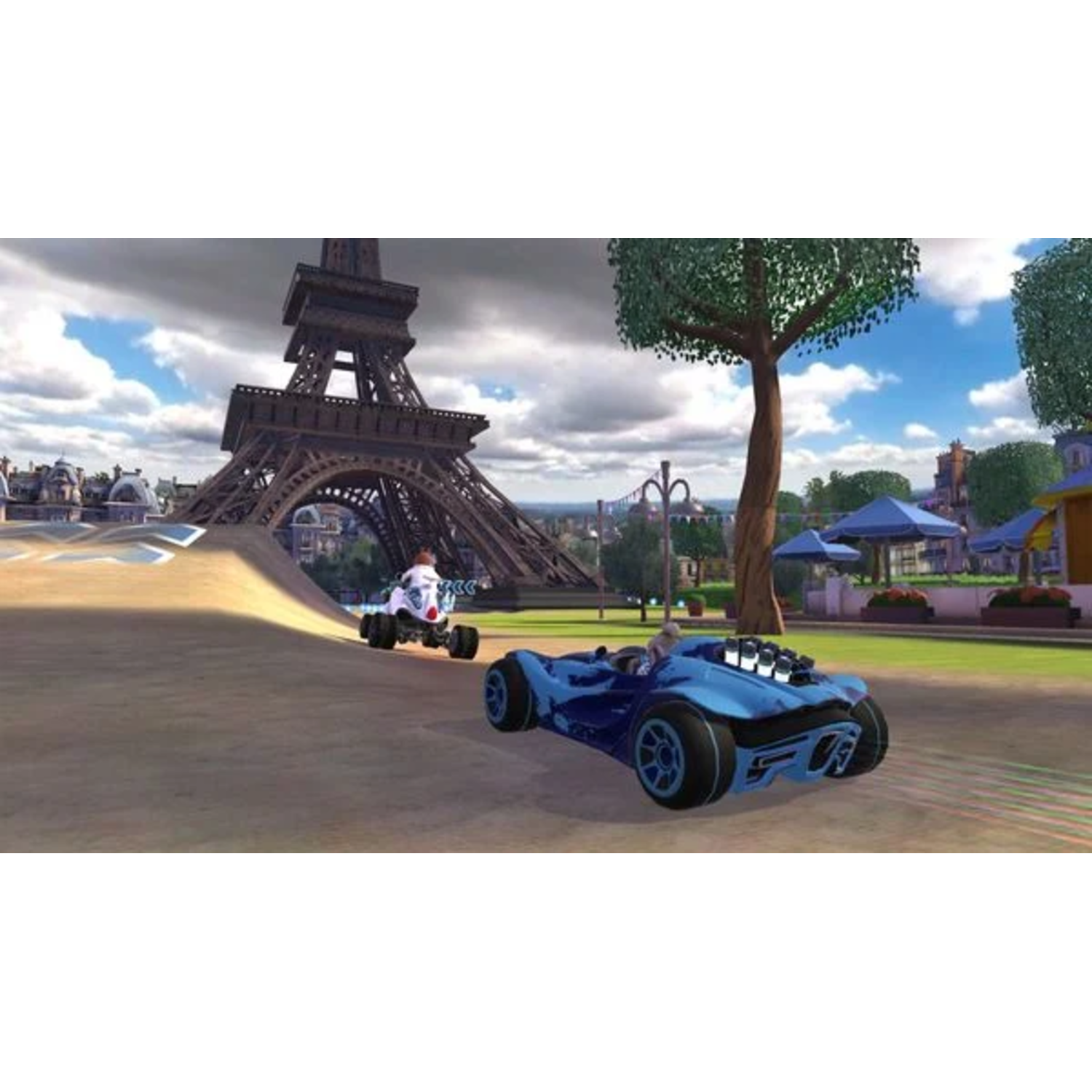 Spelscène met de Eiffeltoren en raceauto's. Blauwe auto op de voorgrond.