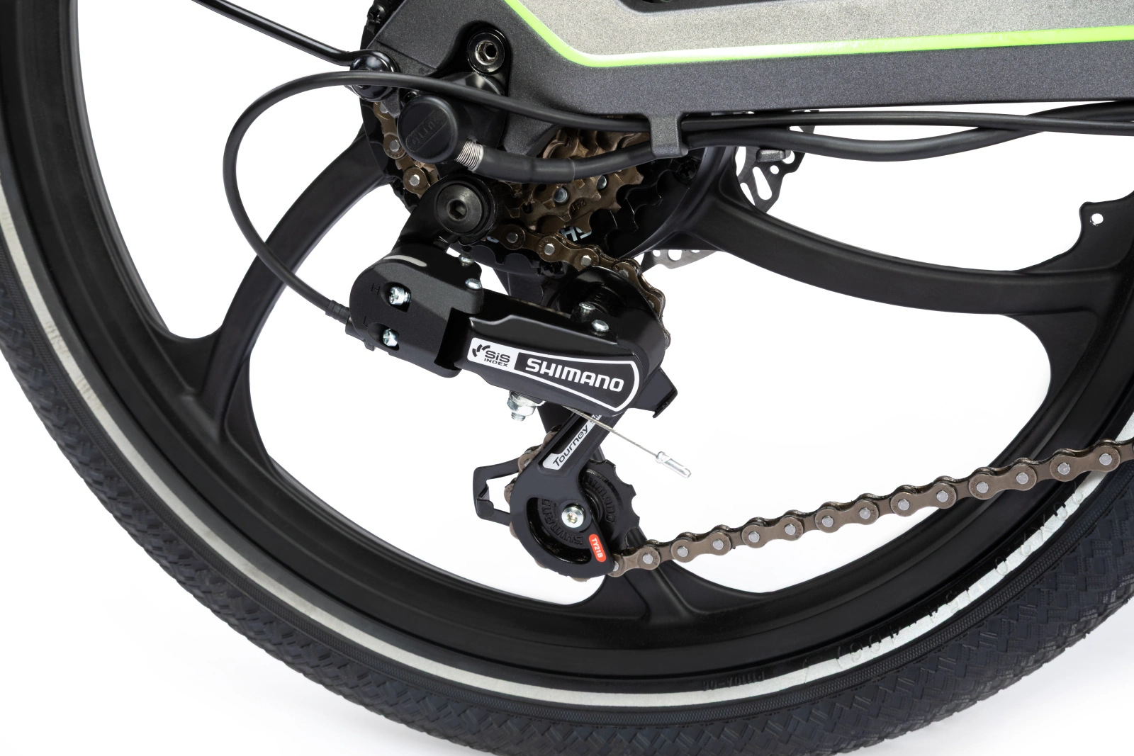 Zbliżenie na zespół tylnego koła pokazujący szczegóły Shimano i łańcuch.