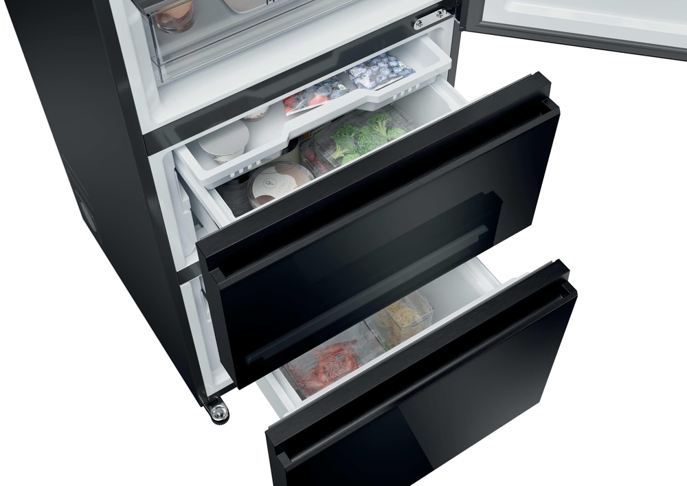 Schwarzer Kühlschrank mit offenen Schubladen. Lebensmittel sind in den Schubladen sichtbar.