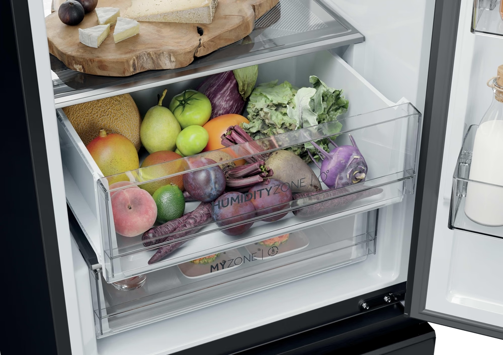 Kühlschublade mit Obst und Gemüse. Enthält Mangos, Pflaumen, Birnen und Rüben.