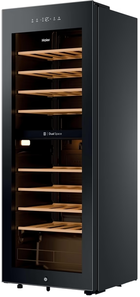 Cantinetta Haier nera con porta in vetro, ripiani e rastrelliere in legno. Il display mostra la temperatura.