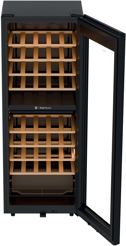 Cantinetta Haier nera aperta. Rastrelliere in legno all'interno. Porta aperta a destra. Luce interna visibile.
