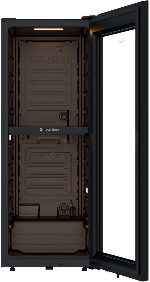 Interno di una cantinetta Haier nera. Nessun ripiano. Logo Dual Space. Pannelli interni visibili.