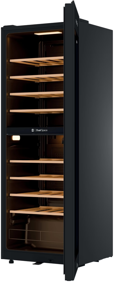 Cantinetta Haier nera. Porta parzialmente aperta. Rastrelliere in legno. Luce interna accesa. Logo Dual Space visibile.