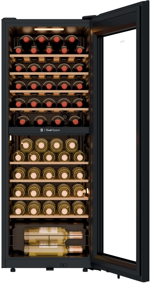 Cantinetta Haier con bottiglie. Vino rosso sopra, vino bianco sotto. Porta aperta. Luce interna.