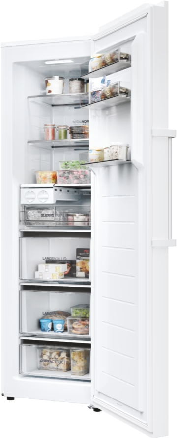 Congelatore Haier bianco. Porta aperta. Interno con cassetti, ripiani e alimenti. Contenitori trasparenti.