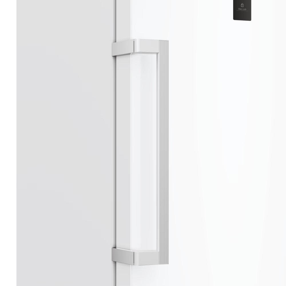 Primo piano della maniglia della porta del congelatore Haier bianco. Maniglia argentata con luce rettangolare bianca.