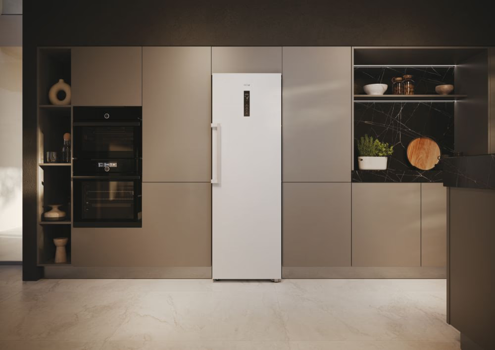 Un frigorifero bianco in una cucina moderna con mobili e elettrodomestici a incasso.