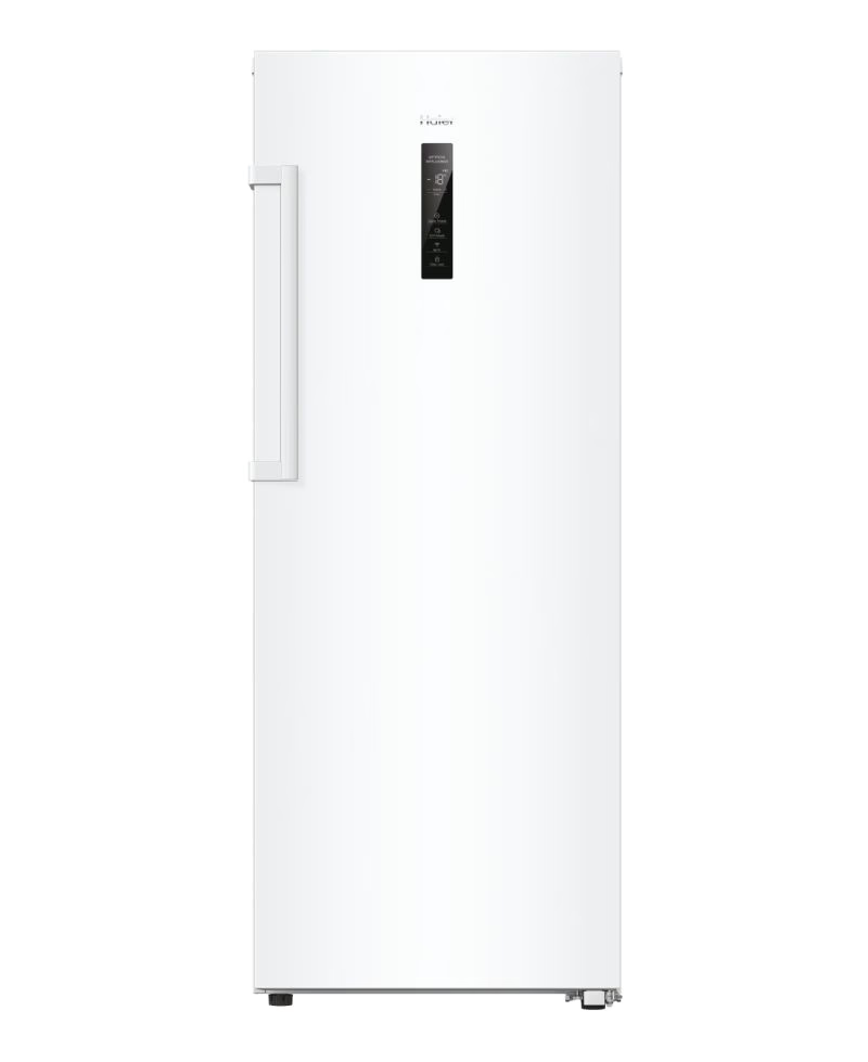 Un congelatore Haier bianco con display digitale e design minimalista su sfondo nero.