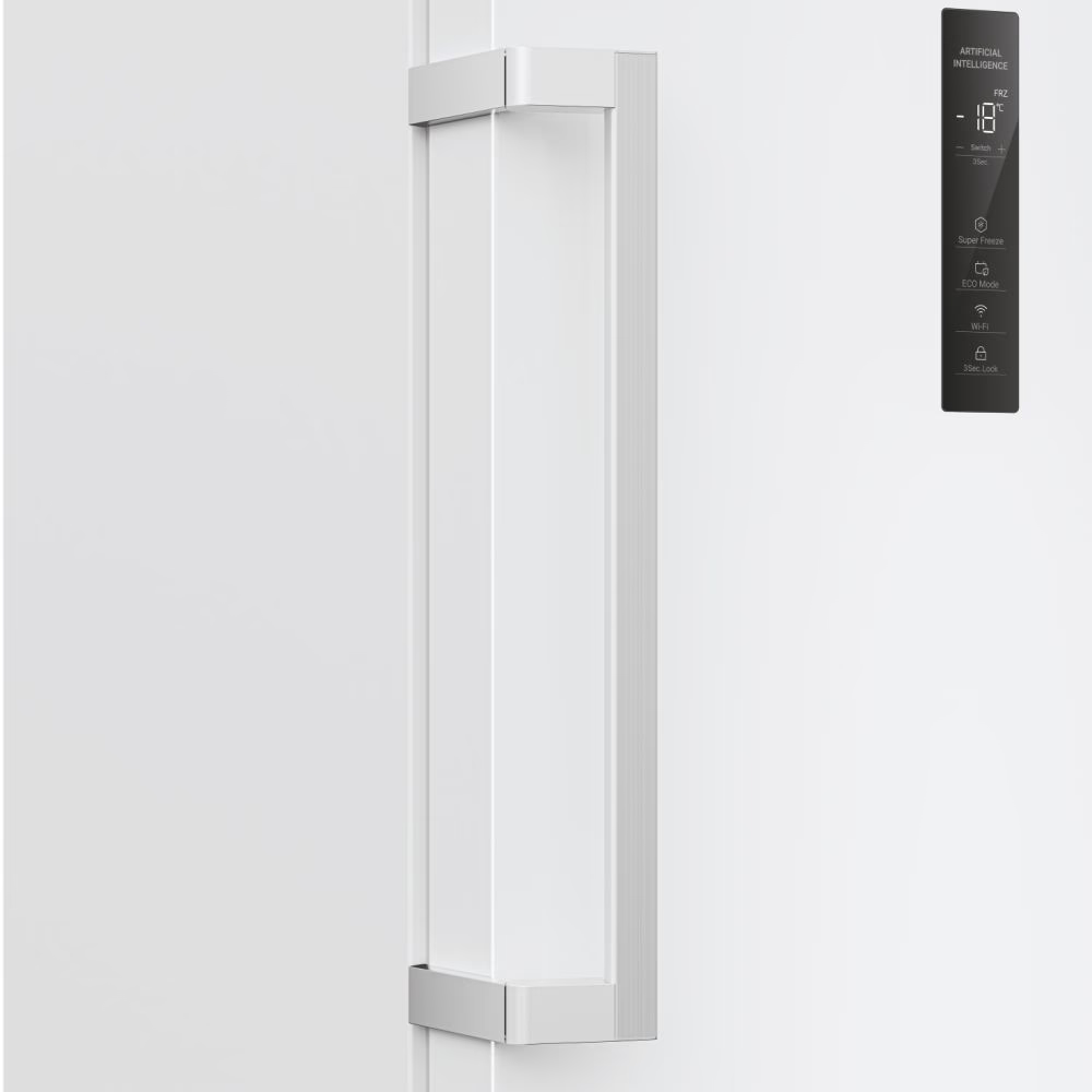 Primo piano della maniglia di un congelatore bianco con display digitale di temperatura e impostazioni.