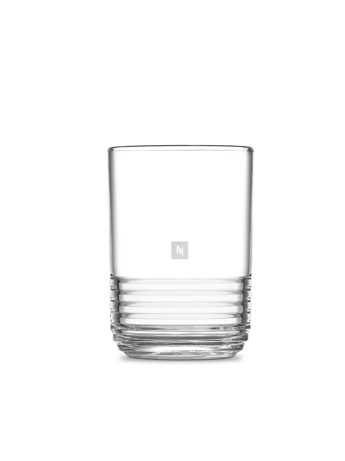 Ein klares Glas mit horizontalen Rillen am Boden. Ein kleines 'N'-Logo ist in der Mitte des Glases zu sehen.
