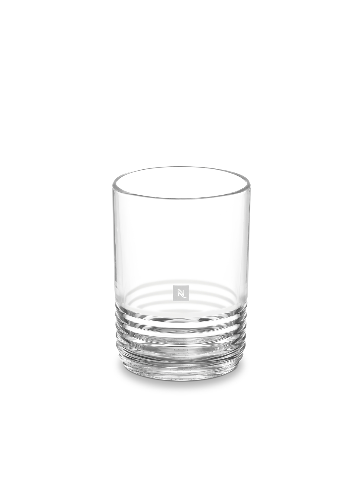 Ein klares Glas mit zylindrischer Form, strukturierter Basis und Rand. Das Nespresso-Logo ist sichtbar. Vor weißem Hintergrund.