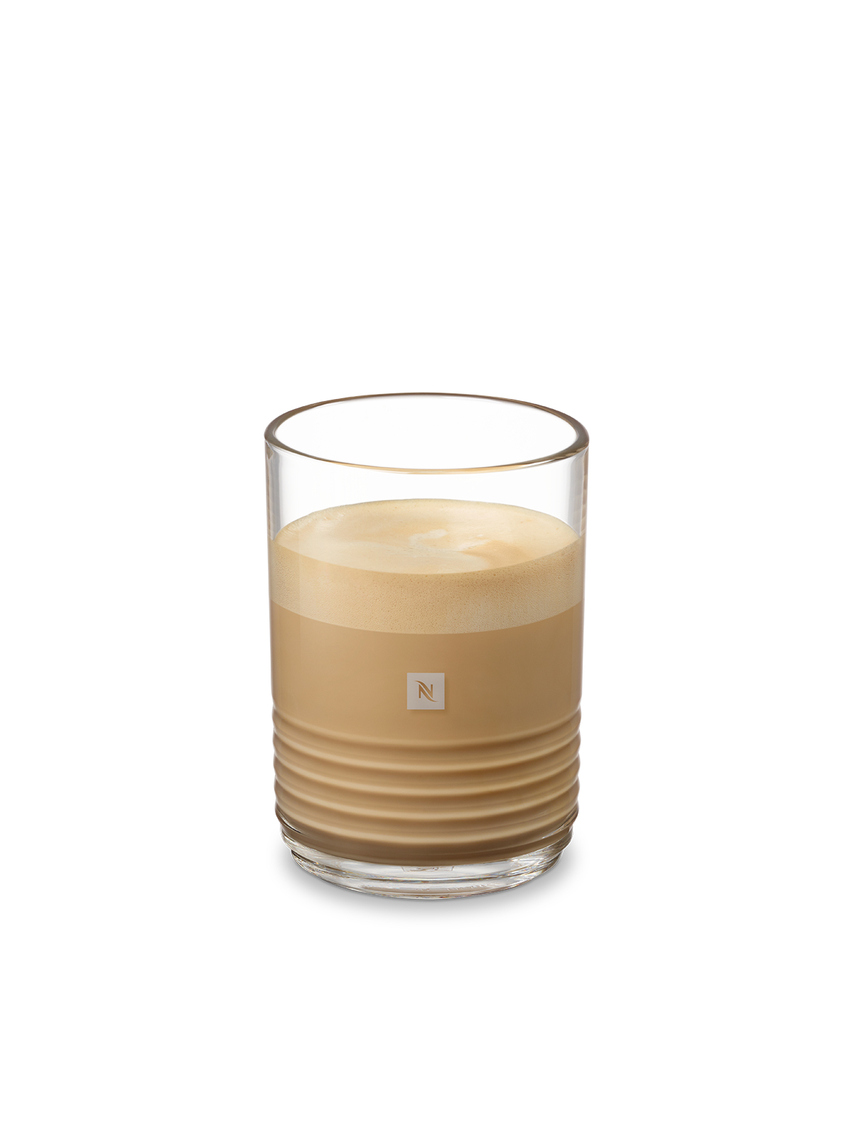 Ein Glas Kaffeegetränk mit Schaum. Das Getränk hat eine hellbraune Farbe. Das Glas hat Rillen und das Nespresso-Logo.