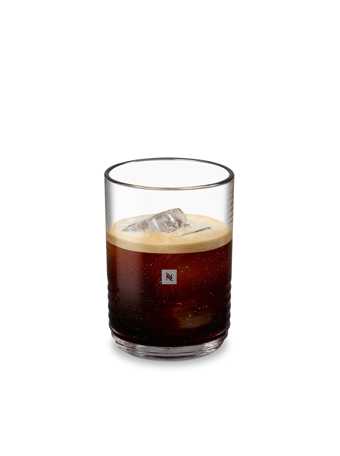 Ein klares Glas enthält ein dunkles Kaffeegetränk mit Eis und Schaum. Das Nespresso-Logo ist auf dem Glas zu sehen.