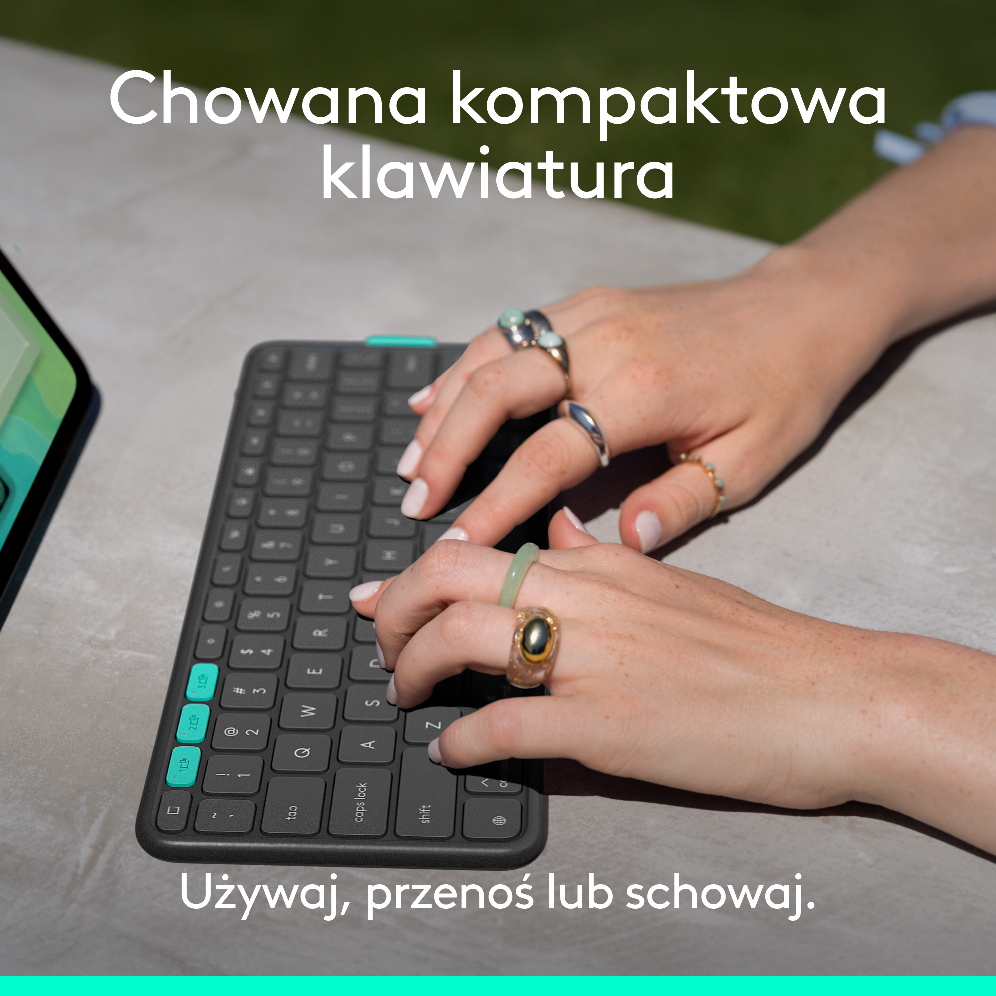 Zbliżenie na dłonie piszące na klawiaturze.