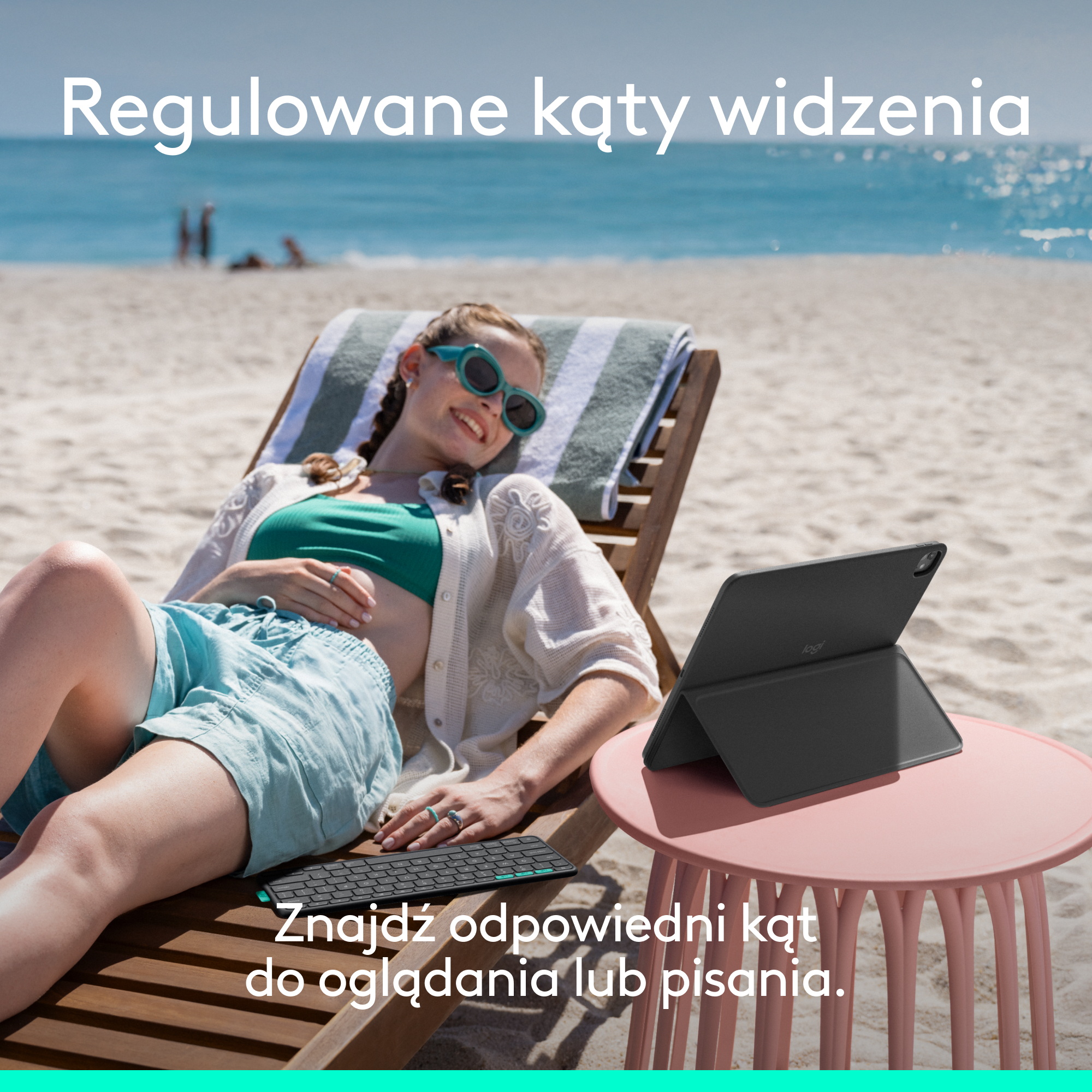 Kobieta relaksująca się na plaży, używająca tabletu z klawiaturą. Różowy stół i plaża w tle.