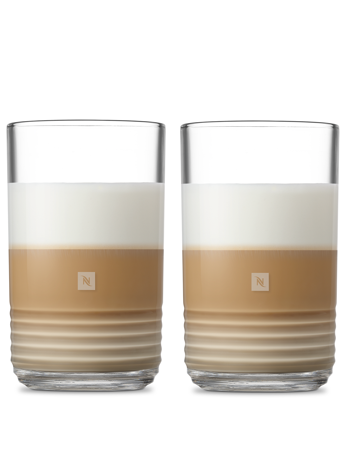 Zwei geschichtete Kaffeegetränke in klaren Gläsern mit Nespresso-Logo, vor schwarzem Hintergrund.