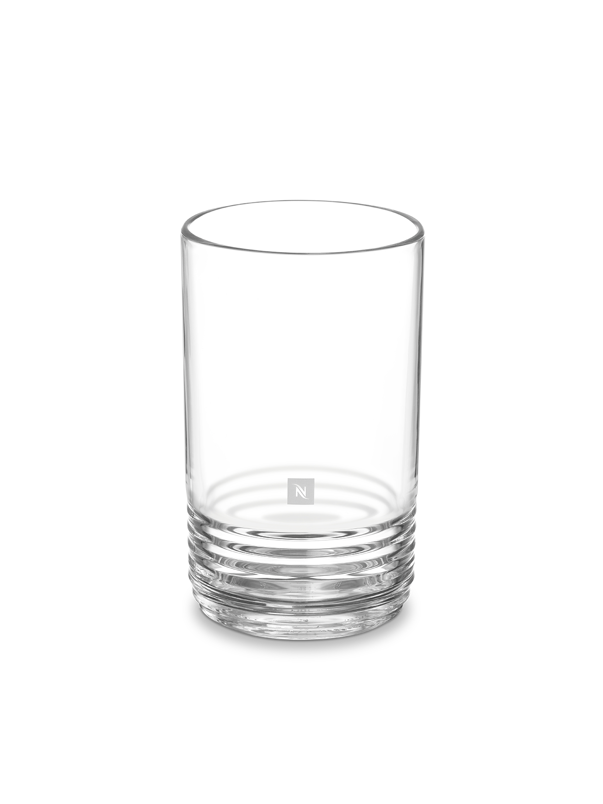 Ein klares, zylindrisches Glas mit horizontalen Rillen am Boden. Ein kleines 'N'-Logo ist sichtbar. Der Hintergrund ist weiß.
